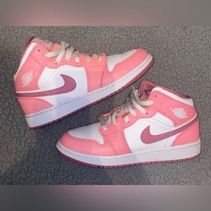 Valentine’s Day Jordan 1 mids